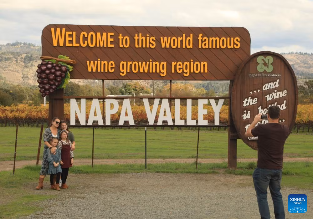 Khách du lịch chụp ảnh tại thung lũng Napa ở California ngày 4/11/2025.