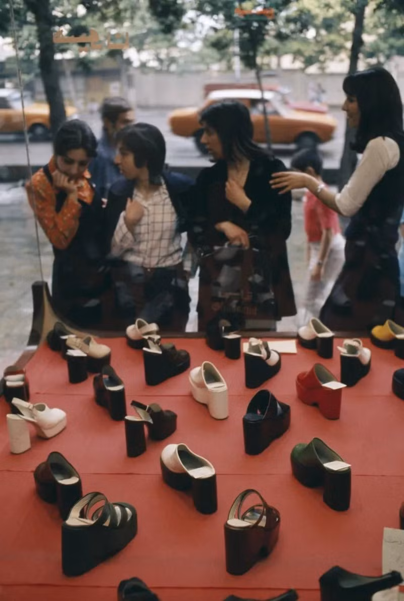 Những người phụ nữ đứng trước một gian hàng bán giày dép ở thủ đô Tehran năm 1976.