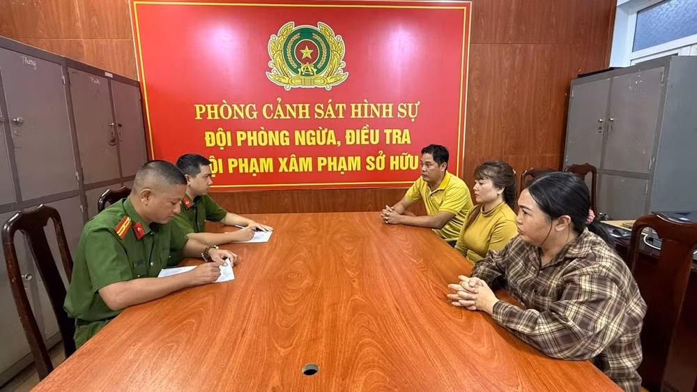 Công an làm việc với ba nghi phạm liên quan. Ảnh: S.Đ