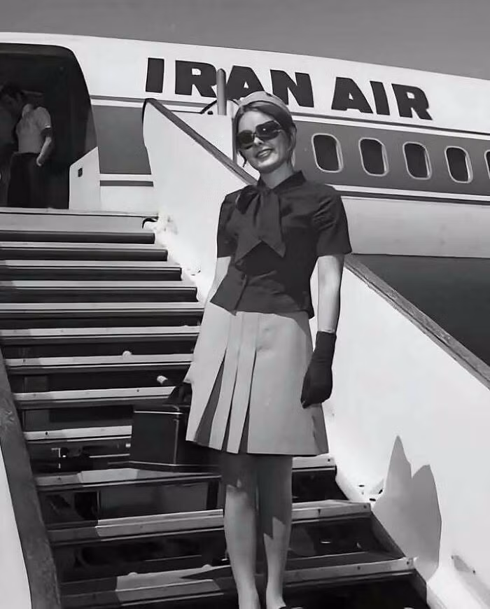 Một tiếp viên hàng không Iran hàng chục năm trước.