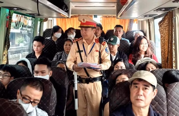 ... cùng số hành khách trên xe