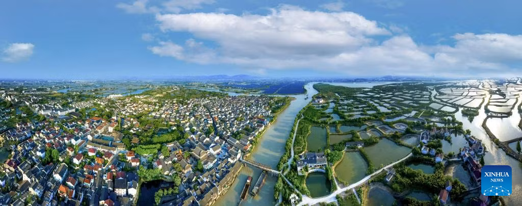 Bức ảnh chụp từ máy bay không người lái về ngôi làng Digang ở Hồ Châu, tỉnh Chiết Giang, vào tháng 8/2024.