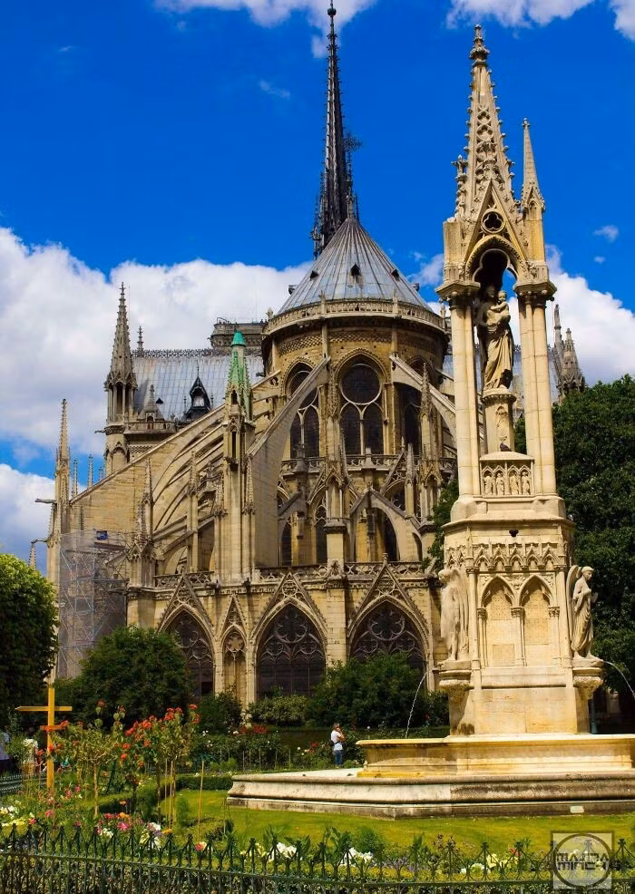 Mặt sau của Nhà thờ Đức Bà Paris, Pháp.