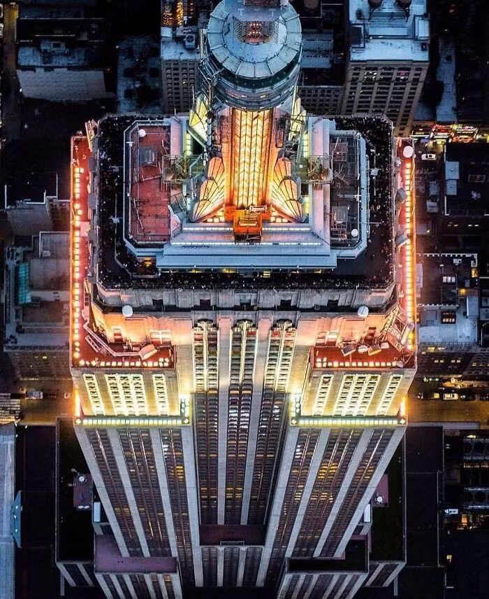 Trong ảnh là Tòa nhà Empire State, New York, Mỹ.