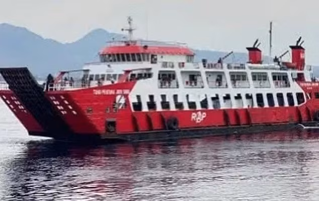 Daily Mail đưa tin, phà KM Tunu Pratama Jaya chở 65 người đã bị chìm ở ngoài khơi đảo Bali vào rạng sáng 3/7 khi đang trên hành trình từ Cảng Ketapang ở Đông Java đến Cảng Gilimanuk. Ảnh: DM.