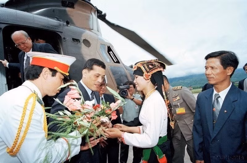 Lãnh đạo tỉnh Lai Châu và thị xã Điện Biên đón Thái tử Thái Lan Maha Vajiralongkorn thăm tỉnh, tại sân bay Mường Thanh (1997). (Ảnh: TTXVN)
