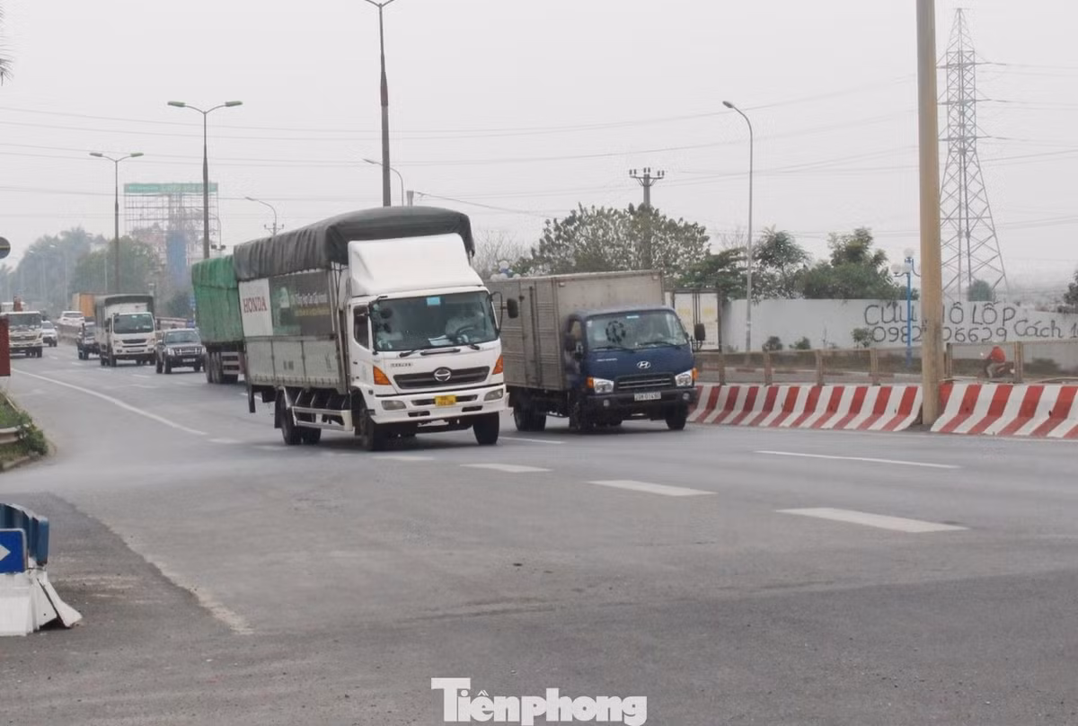 Tại đầu cầu phía sân bay Nội Bài dẫn lên, mặt đường nhiều lần được thảm đi thảm lại để xóa các ổ gà, lún nứt khiến mặt đường 'lượn sóng' chỗ cao chỗ thấp.