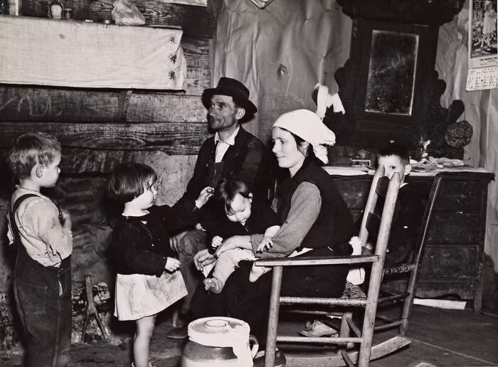 Gia đình của Joe Handley trong nhà của họ ở Walker, Alabama, năm 1937.