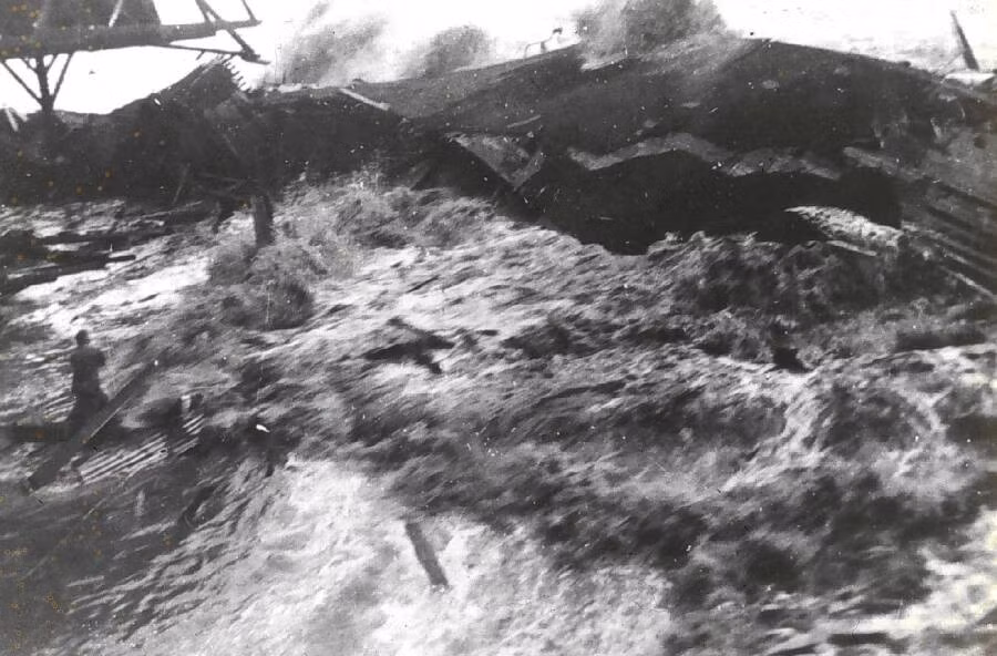 Vào ngày 1/4/1946, một trận động đất mạnh 8,6 độ richter ngoài khơi quần đảo Aleutian ở Alaska đã gây ra sóng thần lan rộng khắp Thái Bình Dương. Chẳng bao lâu sau, sóng thần ập vào Hilo, Hawaii, khiến hơn 170 người thiệt mạng. Bức ảnh rùng rợn này ghi lại những khoảnh khắc cuối cùng của một người đàn ông ở góc dưới bên trái.