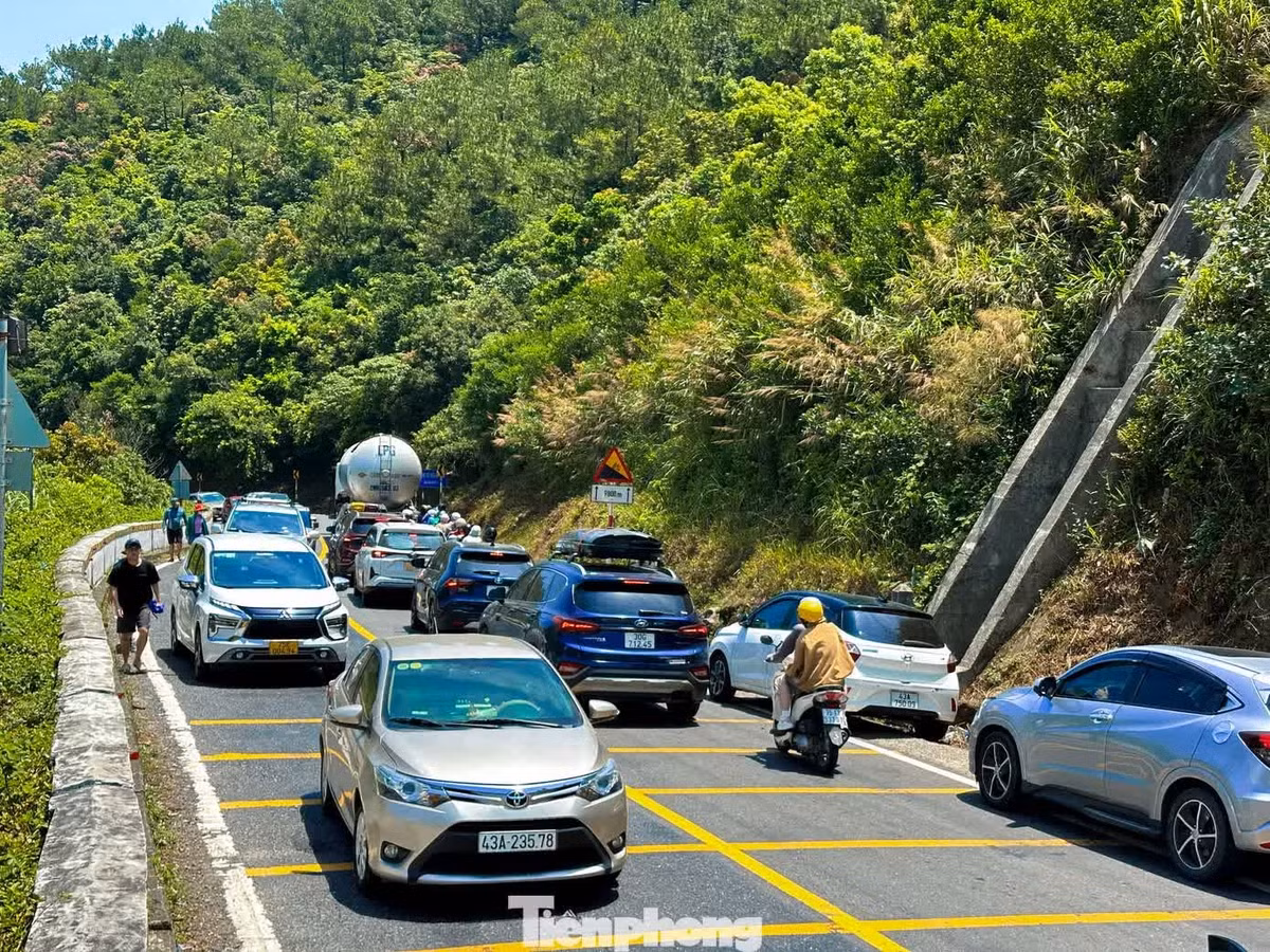 Theo các chủ quán nước trên đèo, vào các dịp lễ lớn, lưu lượng phương tiện qua đèo Hải Vân thường tăng cao, đặc biệt là xe máy và ô tô cá nhân. Nhiều người chọn đi qua đèo thay vì hầm để có thêm trải nghiệm ngắm cảnh trên đỉnh đèo.