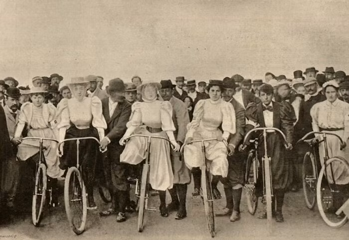 Cuộc đua xe đạp dành cho phụ nữ ở Caubourg năm 1894.