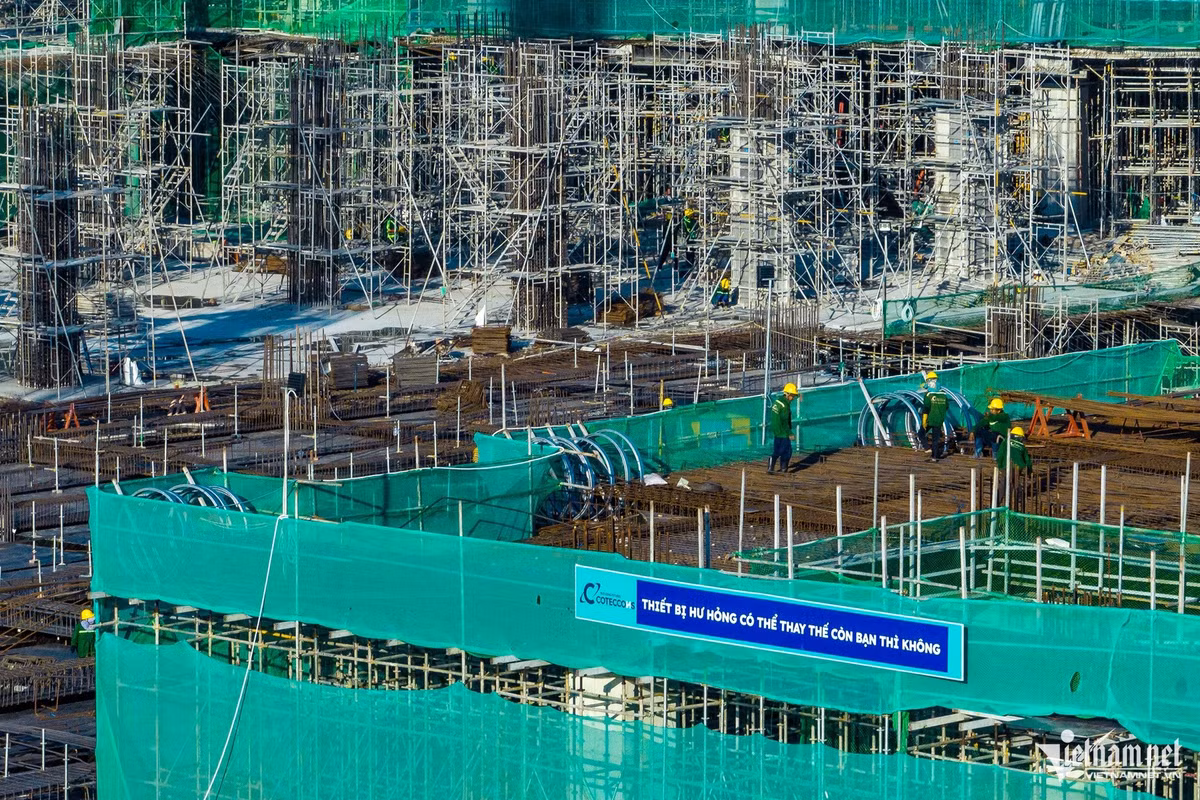 Còn công trình Trung tâm Hội nghị - Triển lãm thuộc phân khu S3 đã hoàn thành 100% phần móng và đạt 31% phần thô. Công tác lắp dựng kết cấu thép dự kiến hoàn thành vào 31/1/2026, hoàn thiện mặt ngoài vào 30/6/2026, và hoàn thiện nội thất vào 31/1/2027.