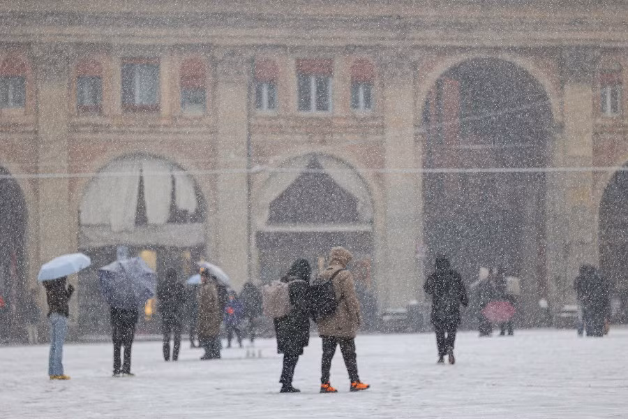 Tuyết rơi tại Bologna, Italy. Theo The Guardian, nhiệt độ ở các vùng đồng bằng phía bắc nước này đã giảm xuống dưới mức đóng băng. Ảnh: LaPresse/Shutterstock.