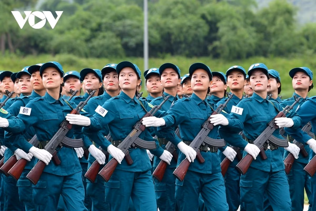Khối nữ dân quân tham gia hợp luyện.