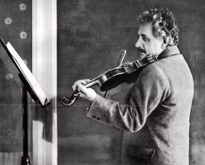 Albert Einstein chơi đàn vĩ cầm năm 1927.