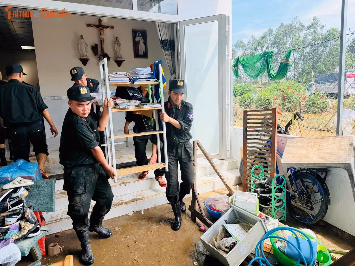 Nhiều người dân xúc động khi được lực lượng công an, đoàn thể và thanh niên hỗ trợ dọn dẹp, khôi phục lại cuộc sống sau thiên tai.