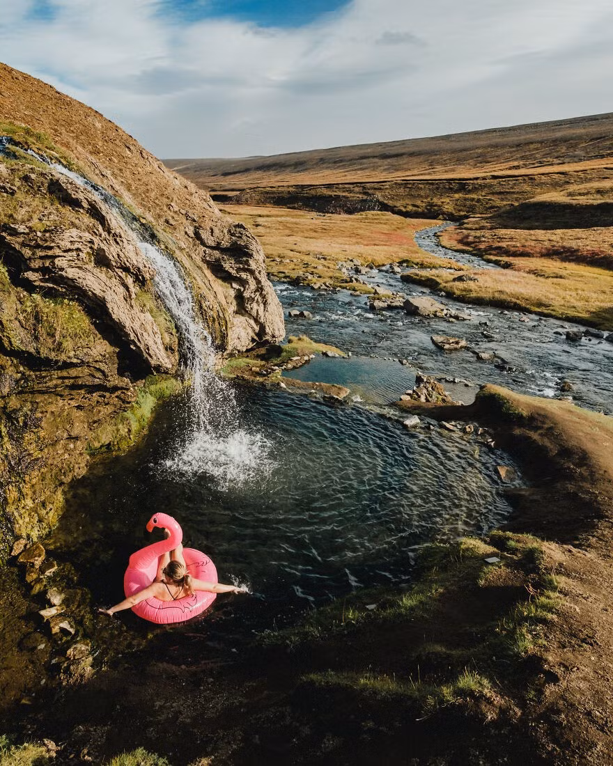 Thác nước nóng ở miền trung Iceland.