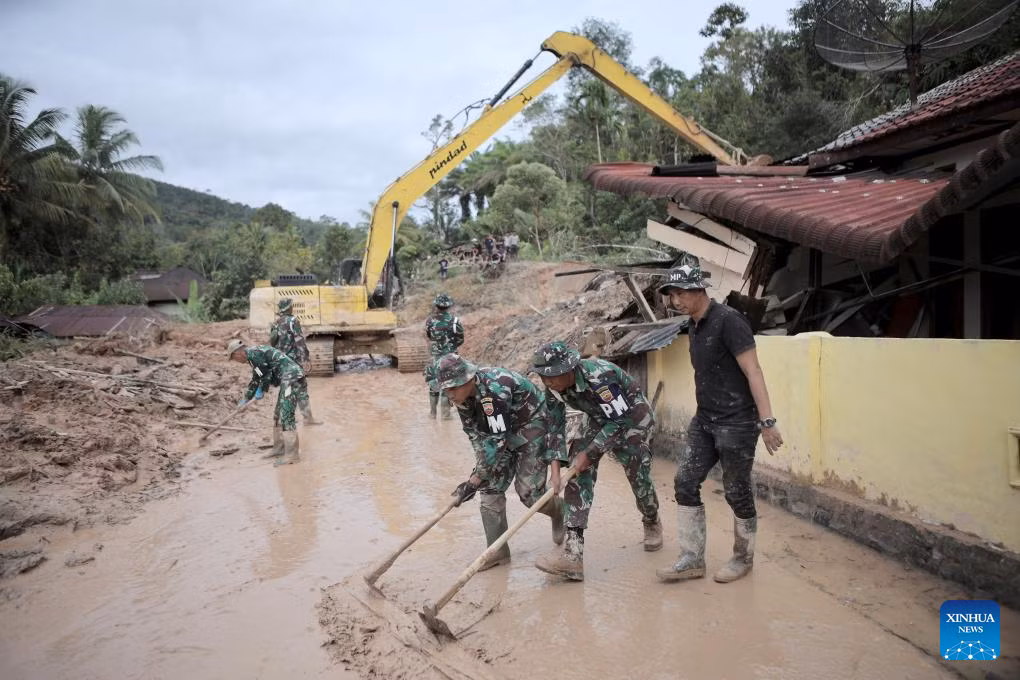 Lực lượng cứu hộ dọn dẹp bùn đất sau trận lũ lụt và lở đất tại huyện Bắc Tapanuli, tỉnh Bắc Sumatra, Indonesia, ngày 28/11.