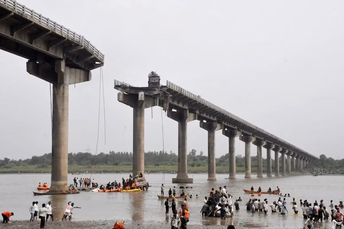 Thủ tướng Ấn Độ Narendra Modi đã gửi lời chia buồn tới gia đình các nạn nhân, đồng thời tuyên bố sẽ hỗ trợ 200.000 rupee cho gia đình của mỗi người thiệt mạng và 50.000 rupee cho mỗi người bị thương. Ảnh: YN.