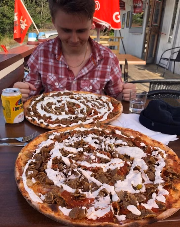 Pizza Kebab là một loại pizza kiểu Thụy Điển phủ thịt kebab và các nguyên liệu khác.