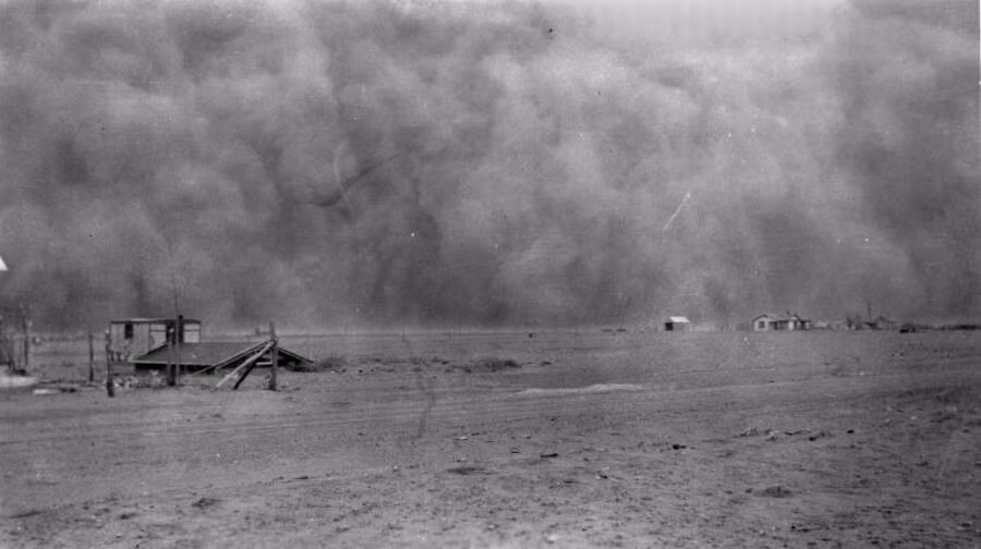 Trận bão bụi càn quét qua Morton, Kansas, những năm 1930.