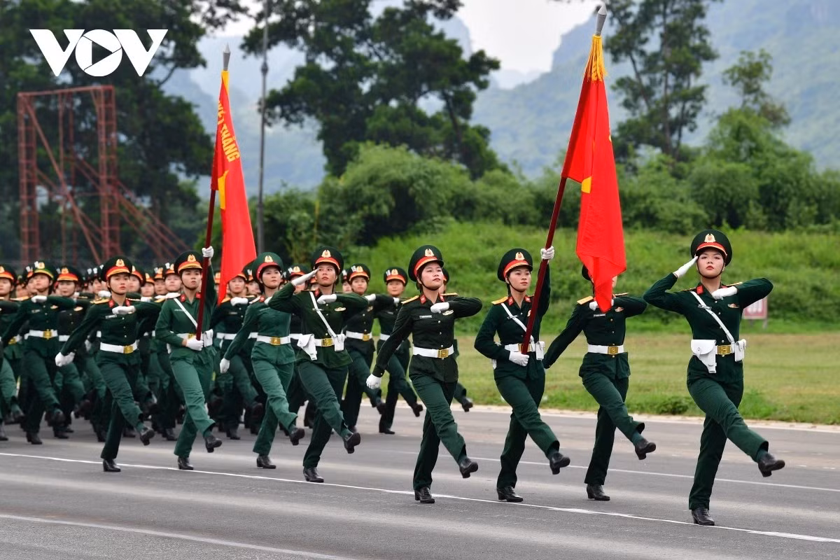 Khối nữ quân y tham gia hợp luyện.