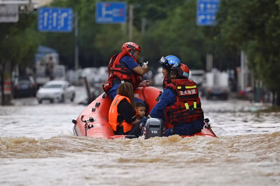 "Tính đến 11 giờ sáng 26/6, 6 người không may đã thiệt mạng", thông tin từ trụ sở kiểm soát lũ lụt địa phương cho biết. Ảnh: MK.