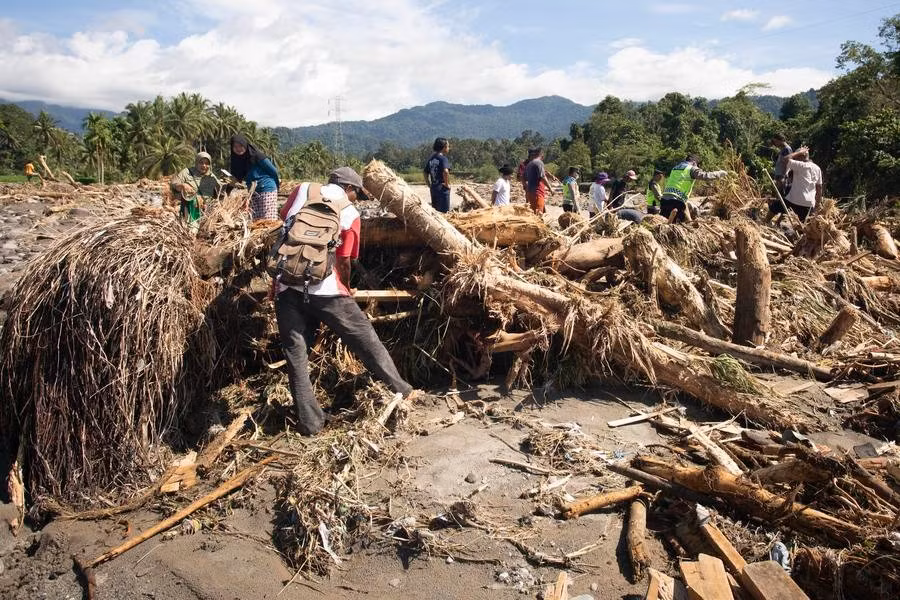 Tại Indonesia, số nạn nhân tử vong vì mưa lũ trên đảo Sumatra đã vượt 600 người. Ngoài ra, hàng trăm người vẫn mất tích. Ảnh: Người dân và lực lượng cứu hộ tìm kiếm các nạn nhân sau trận lũ lụt và lở đất ở Padang Pariaman, Tây Sumatra, Indonesia, ngày 29/11/2025. Ảnh: Xinhua News.