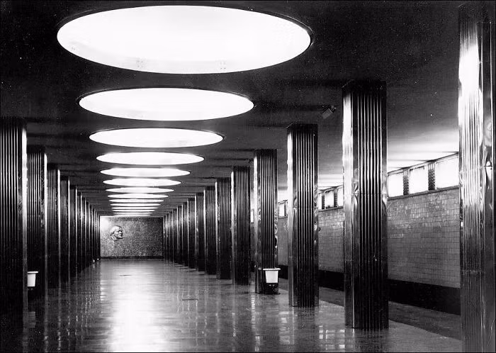 Ga tàu điện ngầm Zhovtneva, Kiev (Ukraine), những năm 1970.