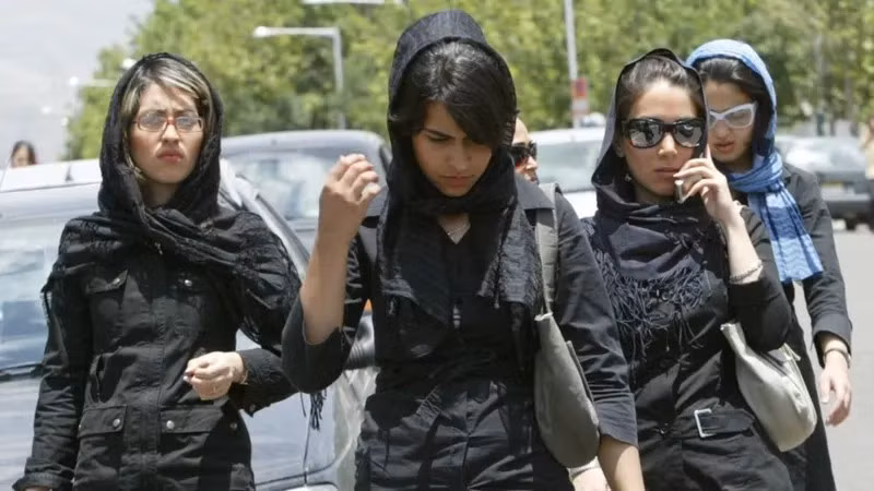 Những người phụ nữ đi bộ trên đường phố ở Tehran năm 2005.