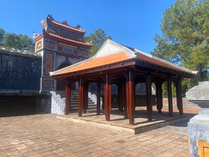 Ngôi nhà rường "mọc" trái phép tại khu vực lăng mộ của Nghi Thiên Chương Hoàng hậu Từ Dũ thuộc di tích lăng vua Thiệu Trị.