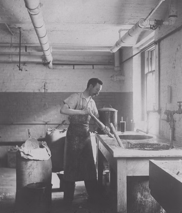 Công nhân nấu keo dính cho tem bưu chính tại cơ quan khắc và in ấn năm 1895.