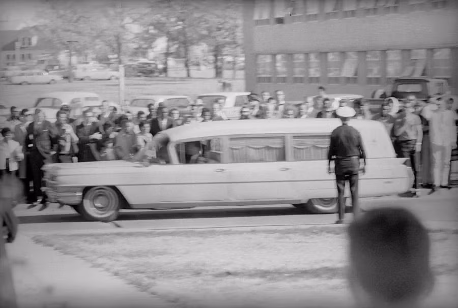 Xe tang chở thi hài Tổng thống Kennedy rời Bệnh viện Parkland Memorial trước sự chứng kiến của đông đảo người dân.