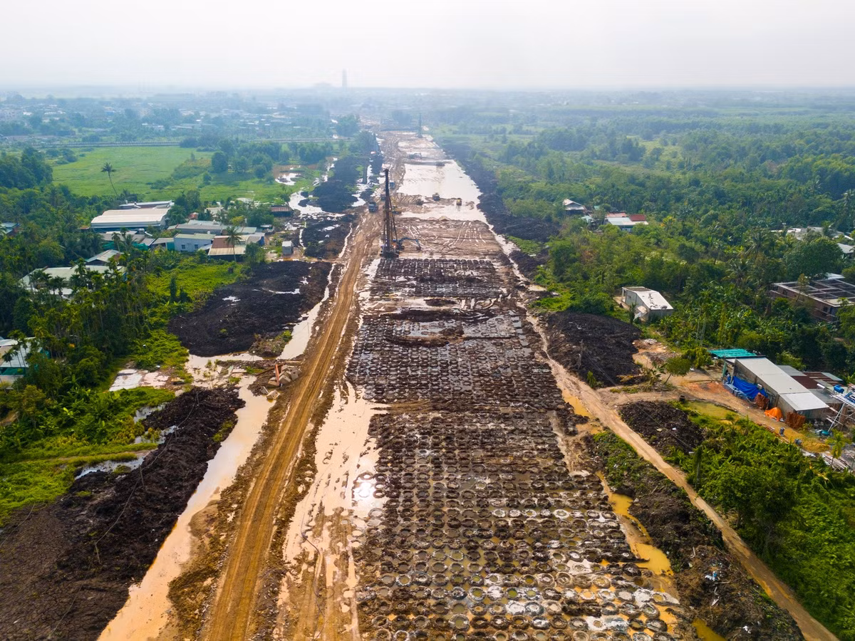 Tính đến thời điểm cuối tháng 5, công tác thi công nền, mặt đường đã hoàn thành khoảng 70%, toàn dự án đạt khoảng 45% khối lượng theo hợp đồng.