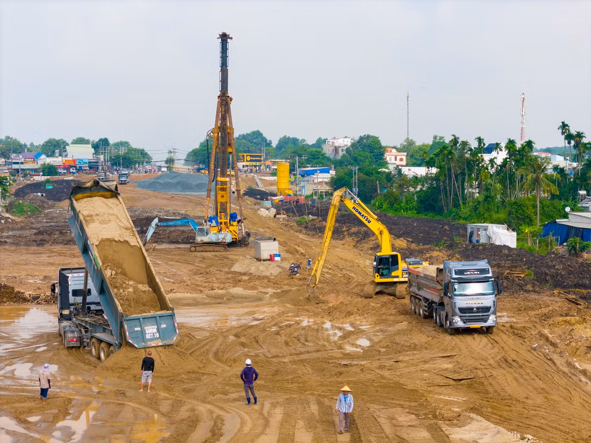 Đoạn gần đường Hương lộ 19 đang được thi công nền đường và khoan cọc nhồi.