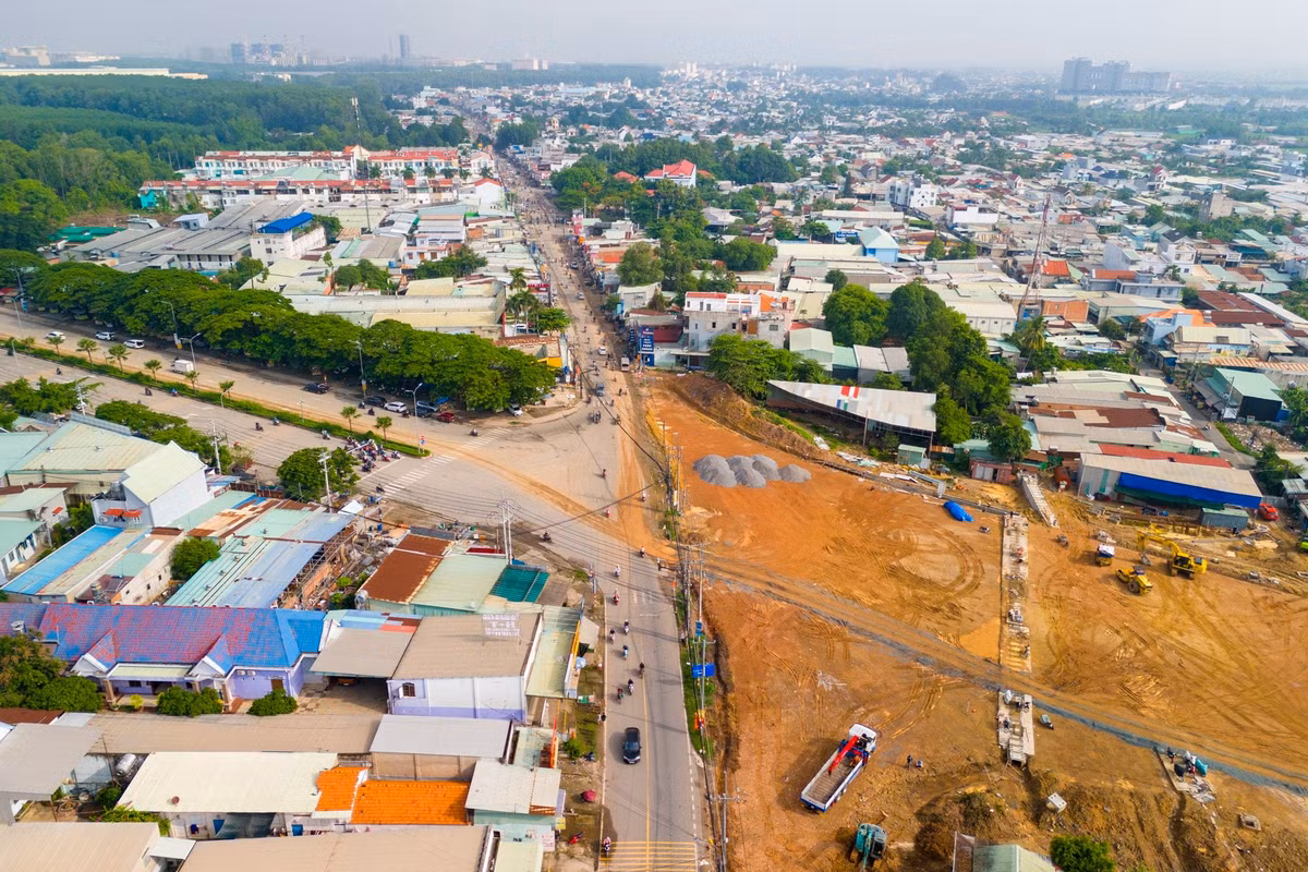 Trong giai đoạn 1, tuyến được đầu tư với quy mô mặt cắt ngang 45 m, tổng mức đầu tư hơn 647 tỷ đồng.