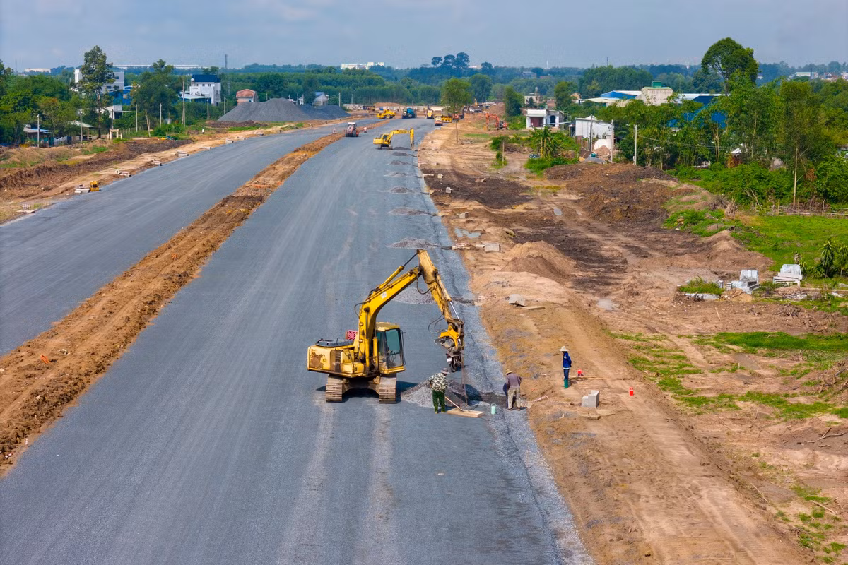 Nhà thầu phấn đấu đến ngày 30/6 sẽ hoàn thành các hạng mục chính. Tiếp theo đó, các đơn vị sẽ triển khai sơn kẻ mặt đường, biển báo giao thông, đưa vào sử dụng toàn tuyến.