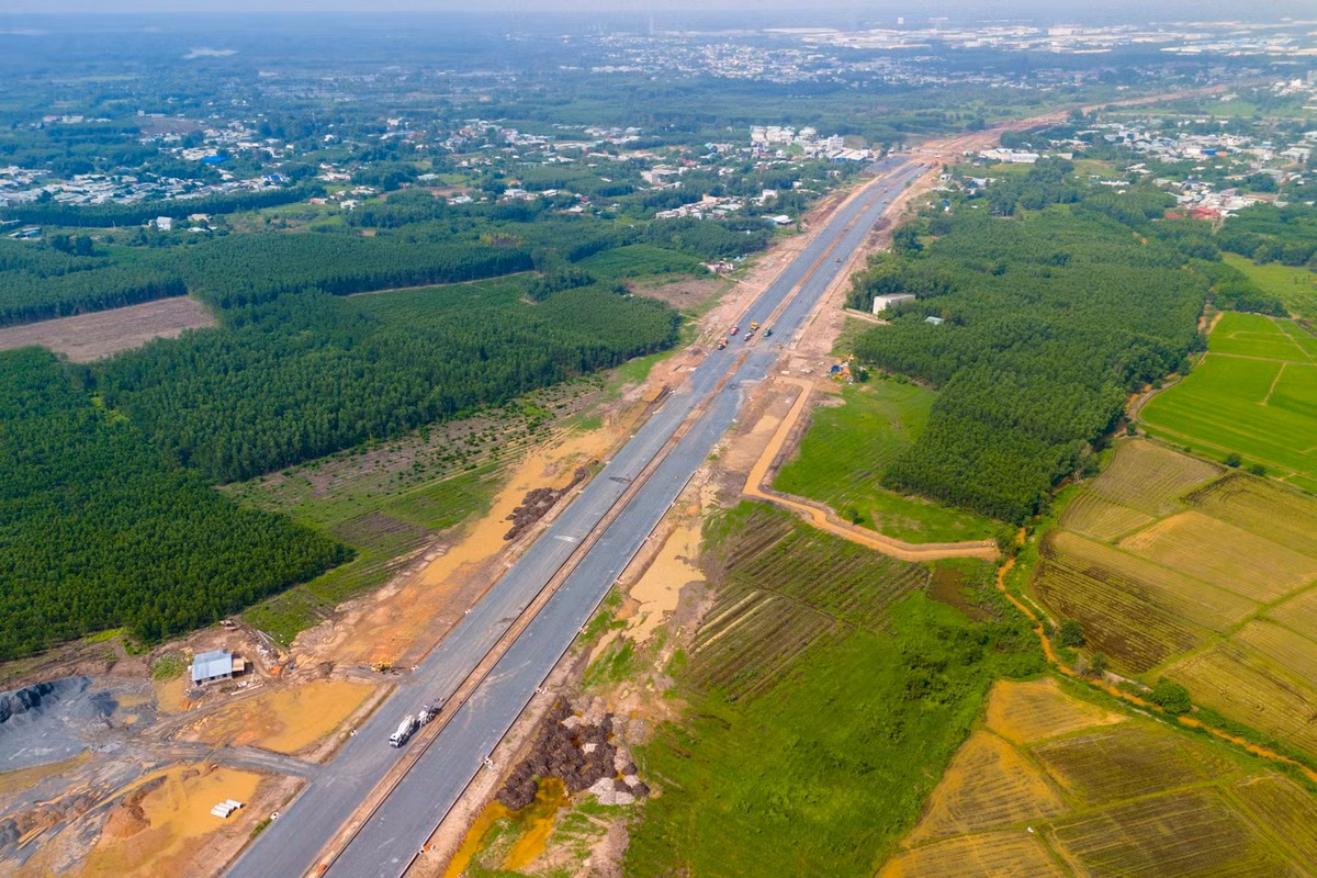 Khoảng 1,5 km đoạn từ Quốc lộ 51 đến Hương lộ 12 đã được nhà thầu cấp phối đá dăm, chờ tiến hành thảm nhựa trong thời gian sắp tới.