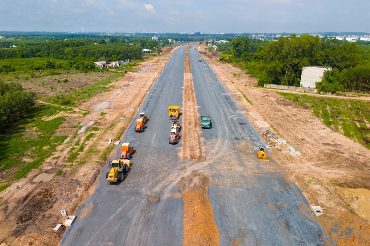 Xuyên suốt toàn bộ công trường đường 25C, nhiều mũi thi công được tăng cường, các phương tiện san lấp, lu lèn mặt đường hoạt động liên tục.
