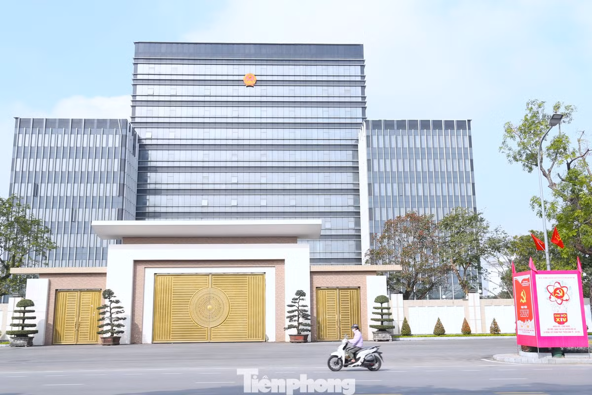 Pano, áp phích trước trụ sở HĐND - UBND tỉnh, Tỉnh ủy Nghệ An, tạo không khí trang trọng, phấn khởi cùng hướng về Đại hội lần thứ XIV của Đảng với niềm tin và kỳ vọng mới.