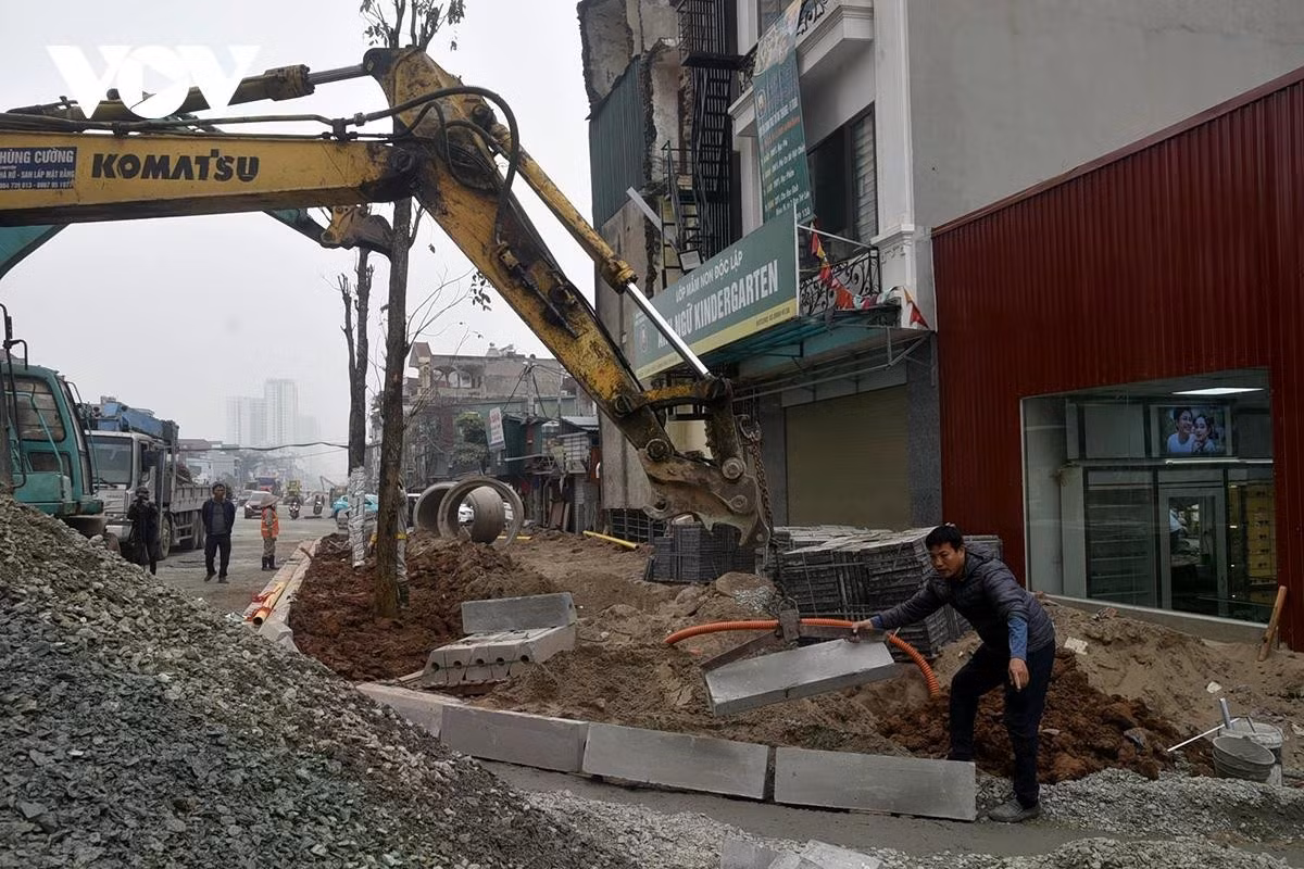 Theo đại diện nhà thầu, tiến độ chung của cả 3 gói thầu đang được kiểm soát chặt chẽ. Gói thầu số 1 (Đoạn từ Đầm Hồng đến cầu L3) đã hoàn thành thảm bê tông nhựa thô và đang triển khai lớp thảm mịn hoàn thiện cuối cùng, dự kiến đến đêm nay sẽ hoàn thành thảm mịn đến cầu L3. Gói thầu số 2 (cầu L3) đã hoàn thành thảm mịn mặt cầu, hiện chỉ còn hạng mục kẻ vạch sơn mặt đường, sau đó sẽ đạt 100% khối lượng thi công. Đối với gói thầu số 3 (đoạn từ cầu L3 đến hầm chui Kim Đồng), nhà thầu đang hoàn thiện lớp cấp phối đá dăm loại 1. Sau khi mặt đường được làm khô, thổi bụi và tưới nhựa MC, nếu điều kiện thời tiết thuận lợi sẽ tiến hành thảm mịn.