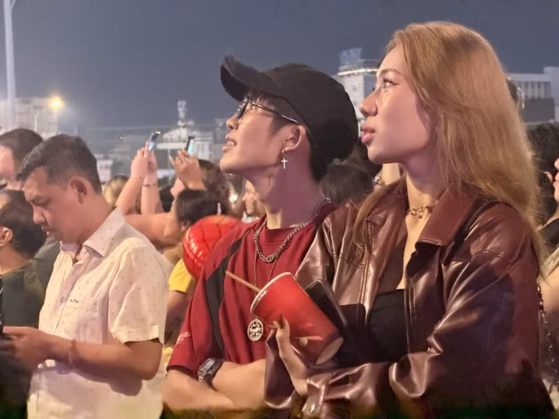 Các bạn trẻ tập trung tại trung tâm, hào hứng chờ đợi và chiêm ngưỡng màn trình diễn pháo hoa tầm cao. Ảnh: Minh Anh.