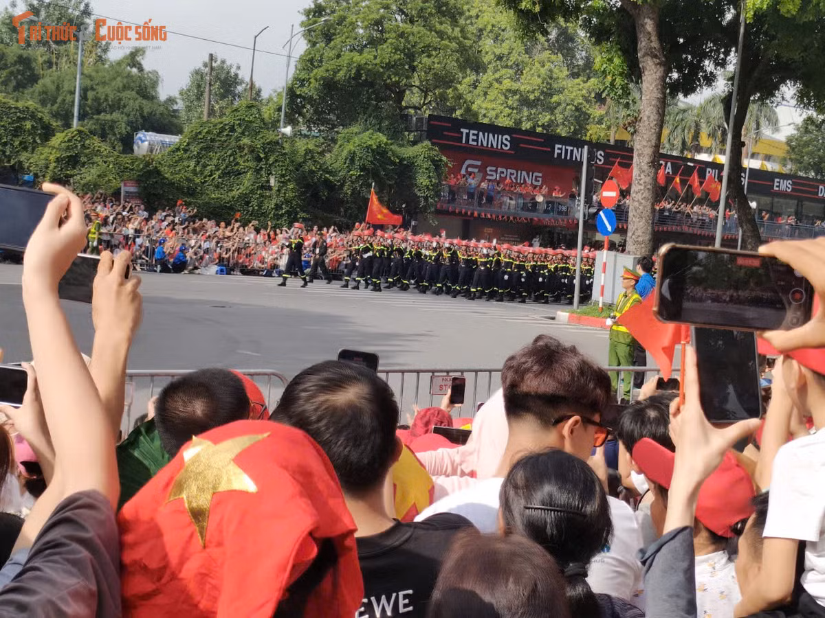 Sau khi qua lễ đài tại Quảng trường Ba Đình, các khối diễu binh, diễu hành A80 tỏa ra các hướng di chuyển về nơi tập kết trong sự chào đón nồng nhiệt của người dân.