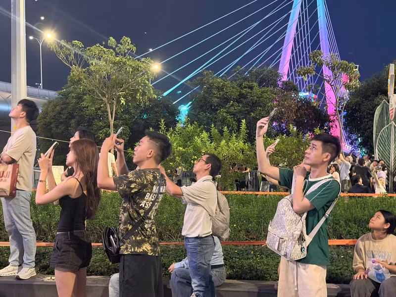 Niềm vui lan tỏa khi mọi người cùng nhau ghi lại những thước phim mãn nhãn về sự phát triển của thành phố. Ảnh: Minh Anh.