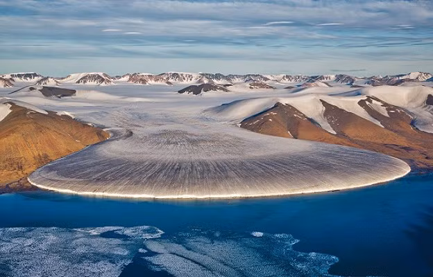 Các nhà khoa học ước tính rằng lớp băng Greenland có tuổi đời từ 400.000 đến 800.000 năm. Ảnh: Shutterstock.