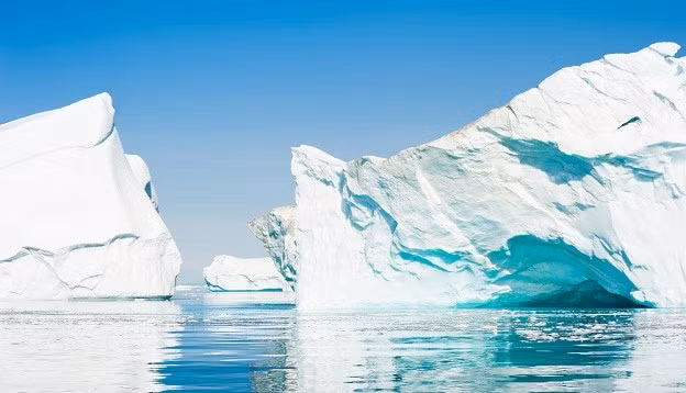 Khoảng 80% diện tích đất liền của Greenland được bao phủ bởi lớp băng. Ảnh: secretatlas.