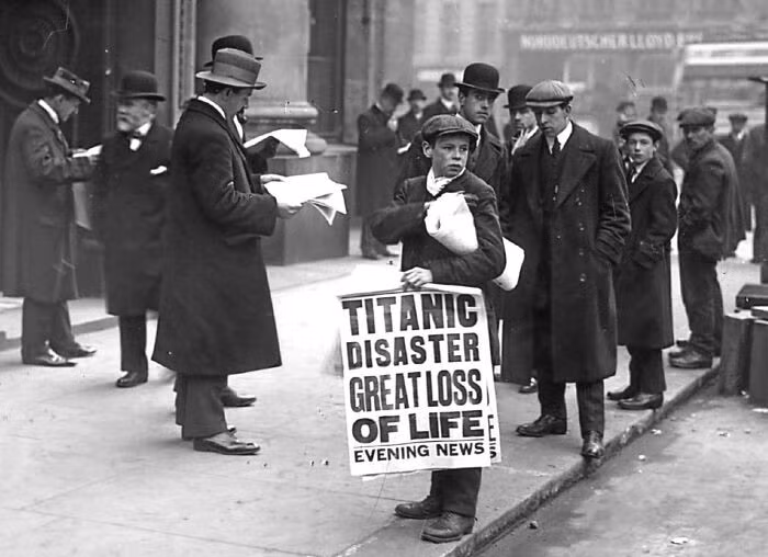 Ned Parfett, bé trai giao báo, bên ngoài văn phòng White Star Line ở London, Anh, năm 1912.