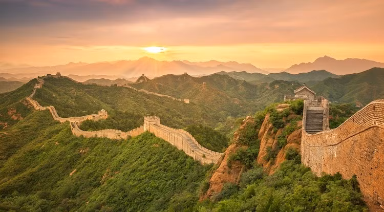 Vạn Lý Trường Thành không phải là một bức tường có cấu trúc đơn lẻ. Nó bao gồm các tháp canh, rào chắn và pháo đài,...dọc theo các bức tường, cùng nhau tạo thành một hệ thống phòng thủ tích hợp. Ảnh: Shutterstock.