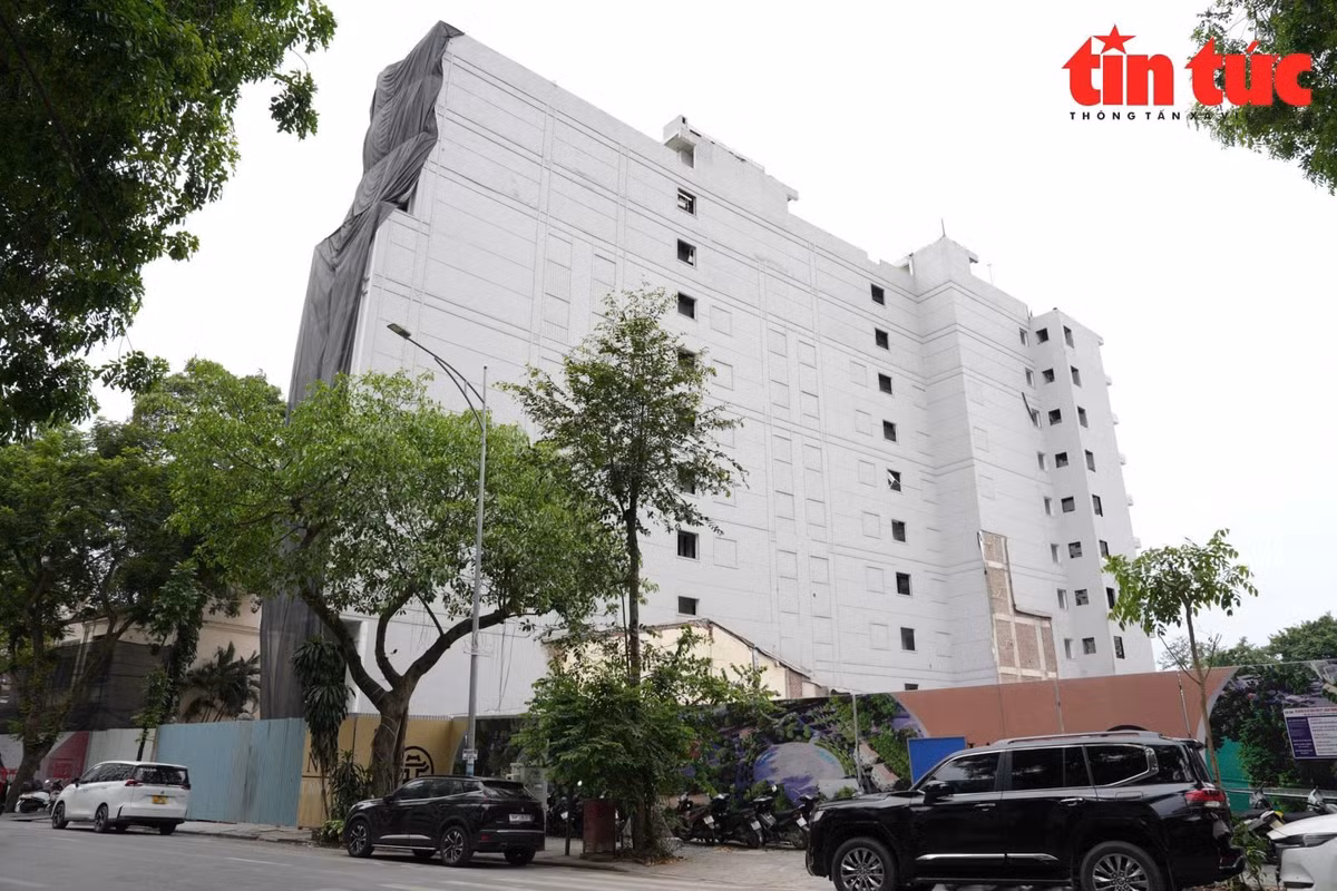 Phần lớn công trình đang được phá dỡ dở dang, còn duy nhất khách sạn 9 tầng trên phố Lý Thái Tổ còn nguyên vẹn.