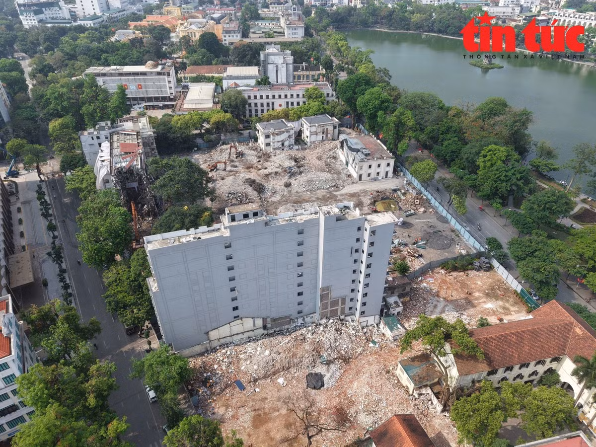 Theo ghi nhận của phóng viên, mặt bằng Quảng trường công viên phía Đông hồ Hoàn Kiếm rộng 2,14 ha đang dần lộ diện.